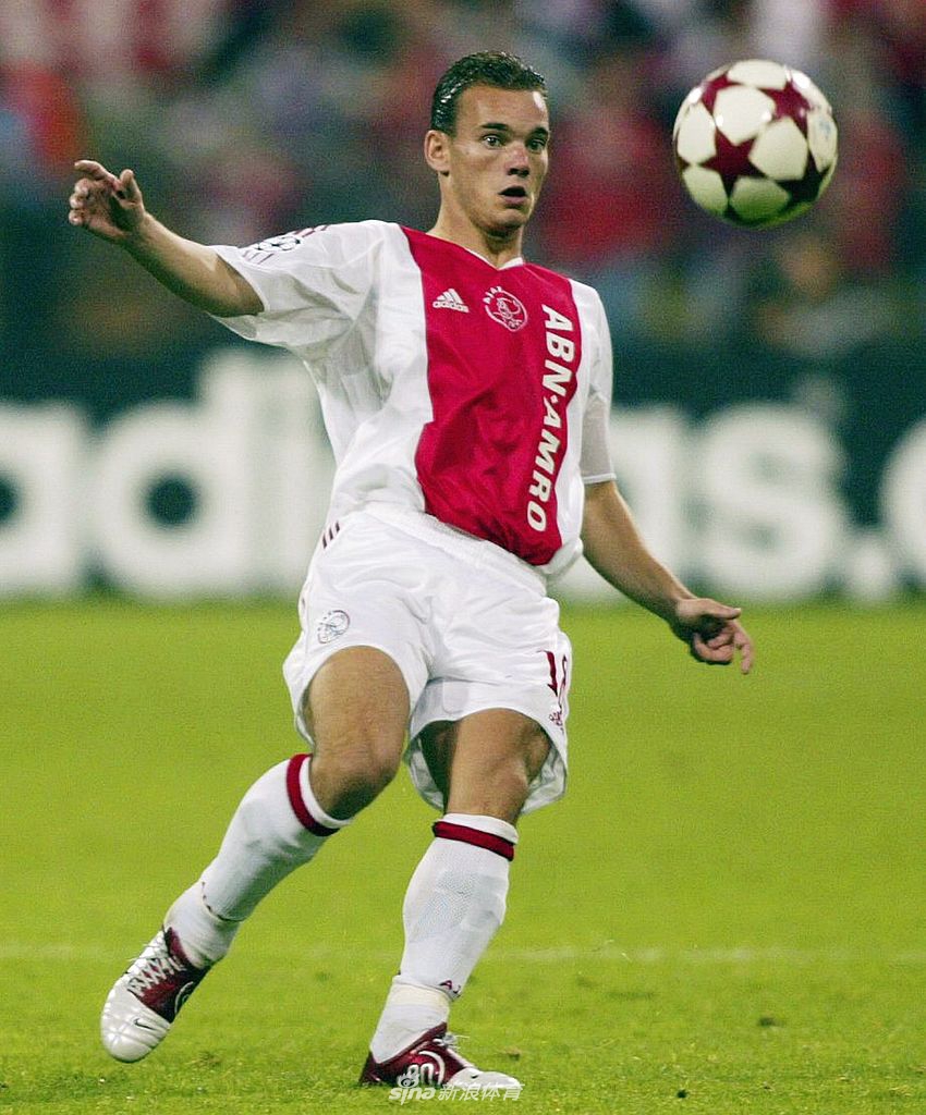 当斯内德挥手告别，一个时代随之远去，但‘三棍客’的故事将成为绝唱，在足球历史的长河中永远闪耀着橙色的光芒