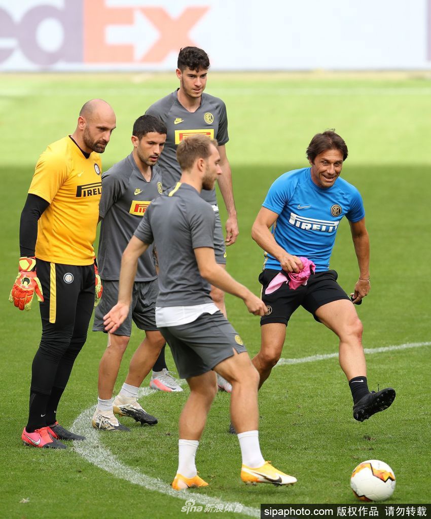 一名国米球员正在进行高强度的有球训练，他全速带球突破，脚下的皮球仿佛黏在脚上一般，带起的草屑在空中飞舞，将训练课的对抗性和节奏感展现得淋漓尽致。