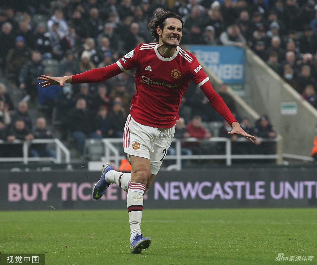 双方球员在比赛中激烈拼抢，球鞋草屑齐飞展现英超高强度对抗