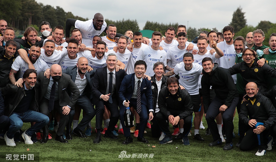 球队主帅安东尼奥-孔蒂被兴奋的球员们团团围住并高高抛起，以此表达对这位功勋教头带领球队重回意甲之巅的最高敬意。