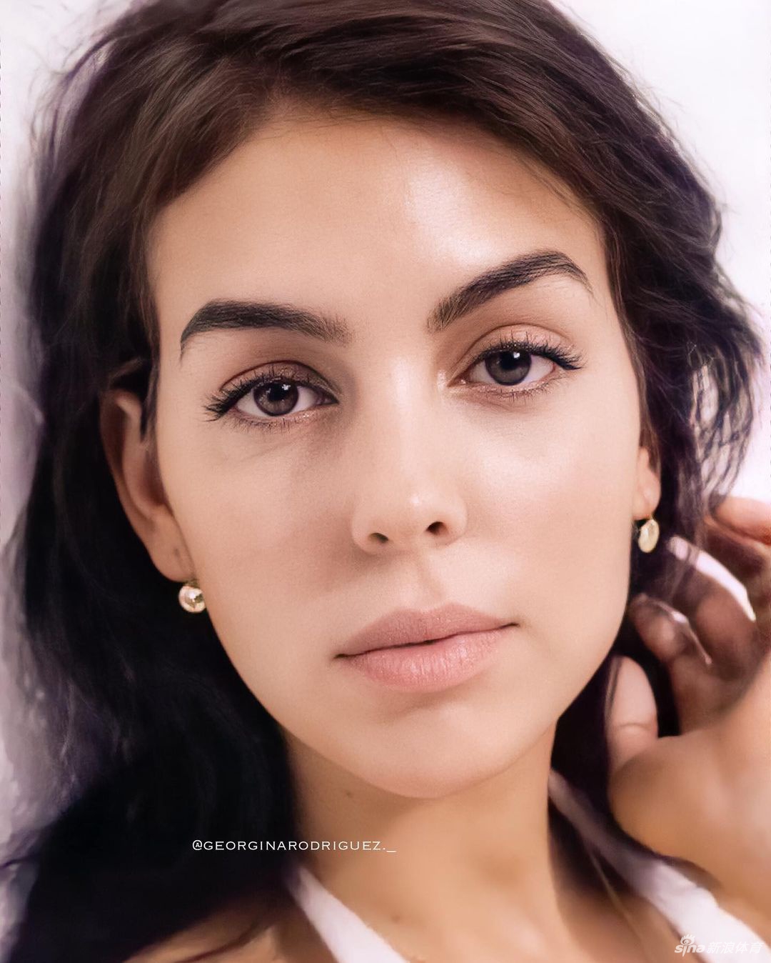 在一张光影柔和的照片中，乔治娜怀抱一个可爱的婴儿，眼神中满是母性的温柔与慈爱，这一幕仿佛凝固了她与孩子们之间最纯粹的信任与情感连接。