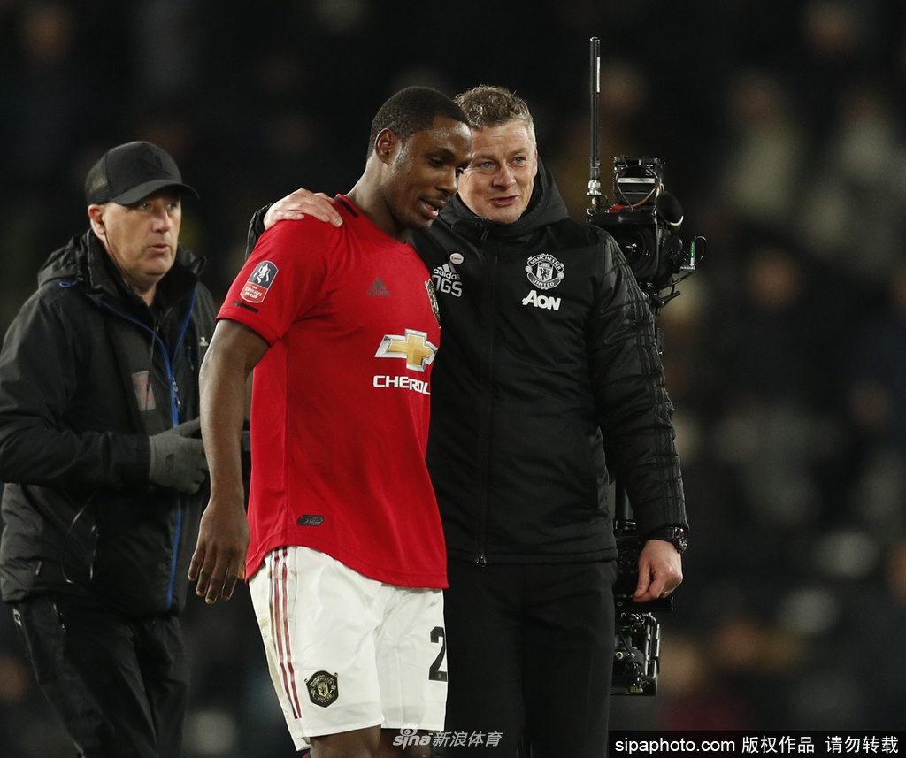 一张英超比赛用球的特写，皮球表面的纹路和赞助商标识清晰可见，象征着重启的希望与比赛的回归。