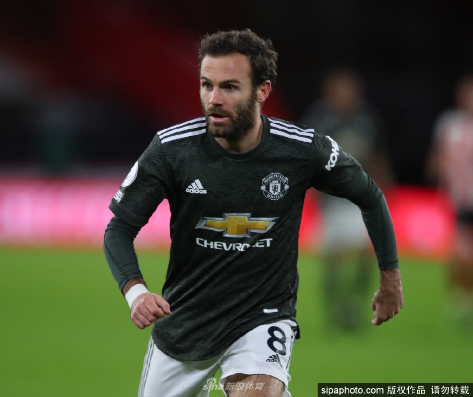 胡安·马塔在比赛中轻盈转身摆脱防守球员，展现其标志性的优雅控球技术与球场洞察力