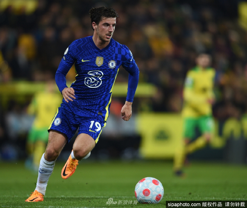 芒特在斯坦福桥球场边线专注控球，眼神坚定地观察赛场局势。