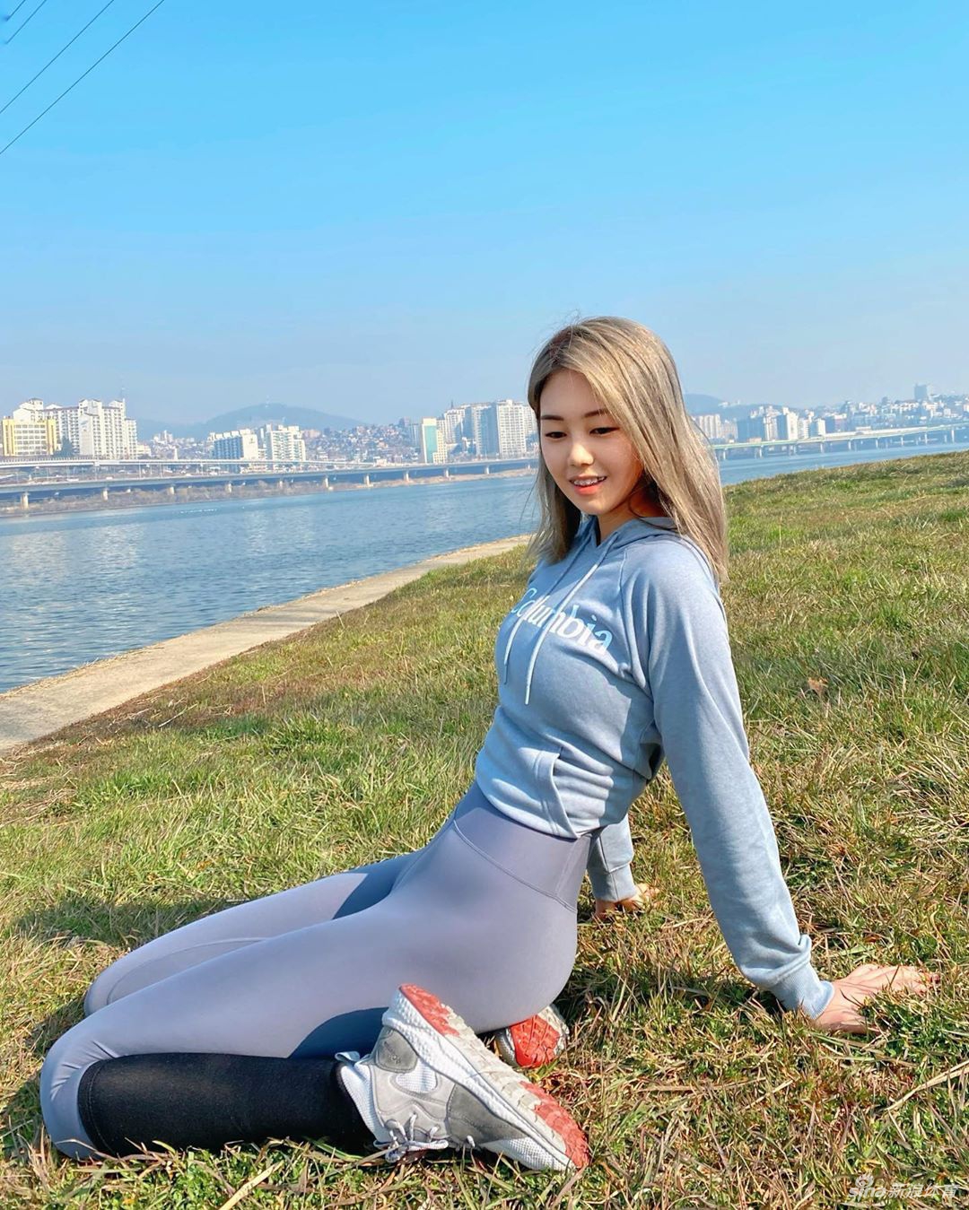 健身美女喜爱户外跑步保持身材 这长腿什么水平