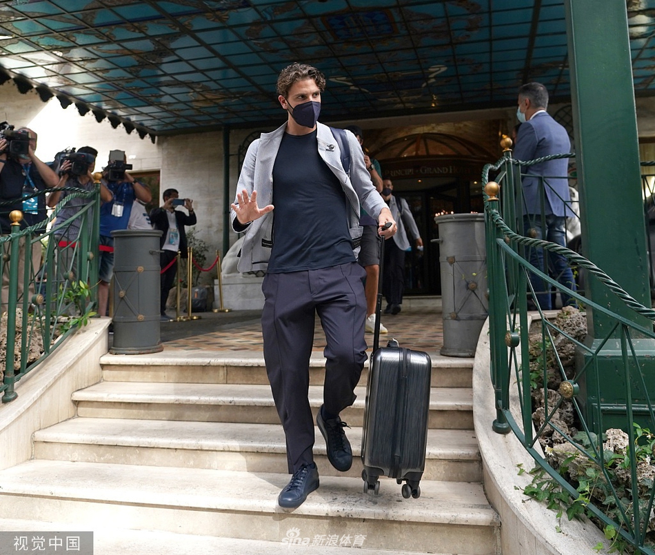 欢声笑语的蓝衣军团：意大利球员们在登车前轻松交谈，灿烂笑容背后是团结一心的强大力量与必胜决心。