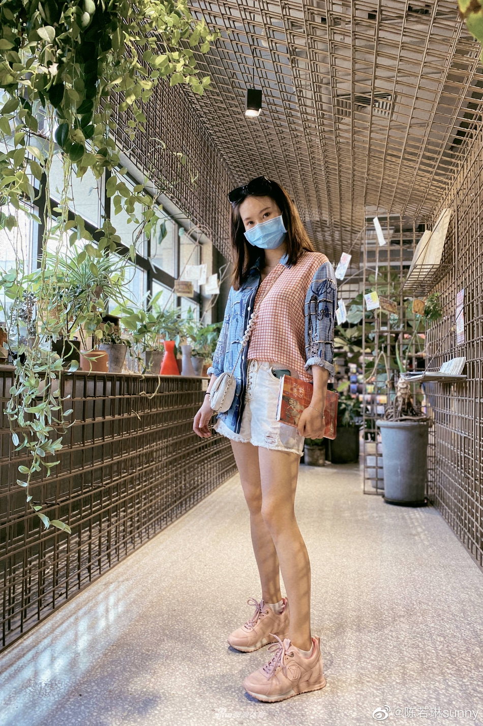 跳水女神陈若琳泡图书馆 戴口罩难掩美貌