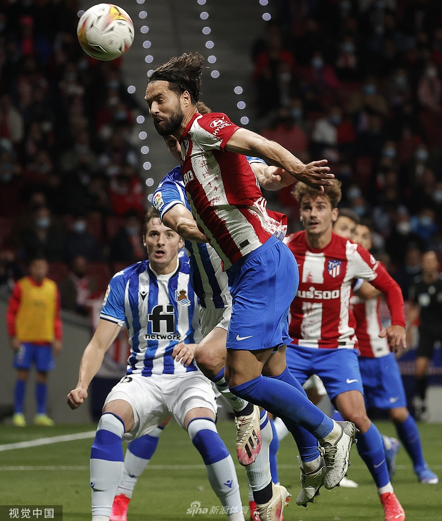 乌拉圭神锋苏亚雷斯挥拳怒吼，庆祝自己用一粒精彩的头球为球队吹响反击的号角，点燃了整个球场的激情。