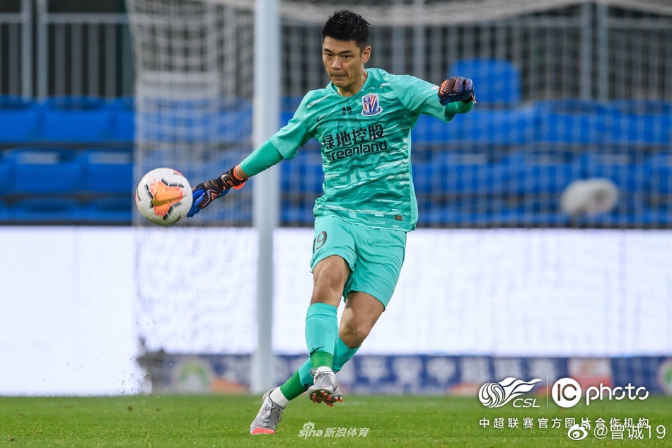 小表情太可愛！約基奇騙到亞當斯犯規 隨后斜眼死死盯著后者調戲