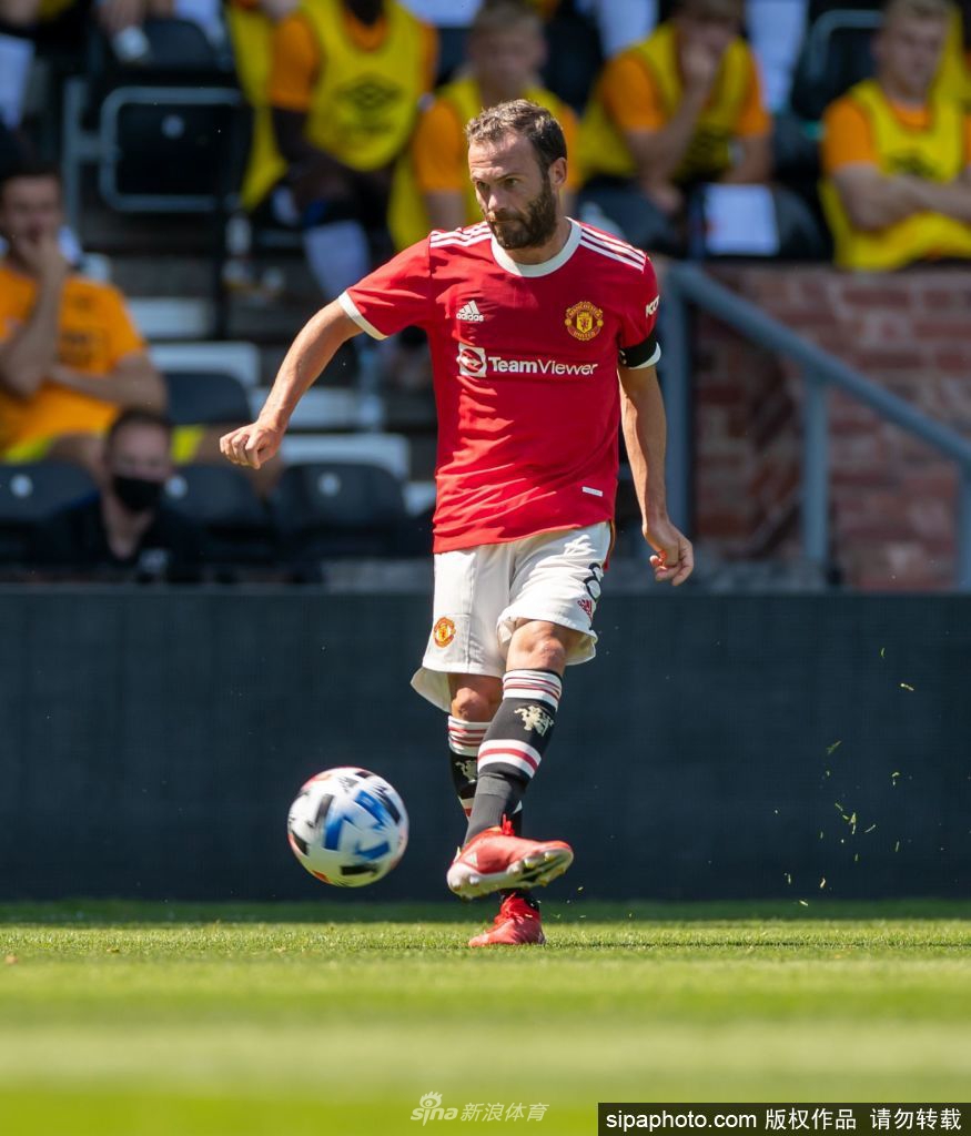 胡安·马塔在温布利球场进行的足总杯决赛中激情庆祝进球，背景是沸腾的曼联球迷看台