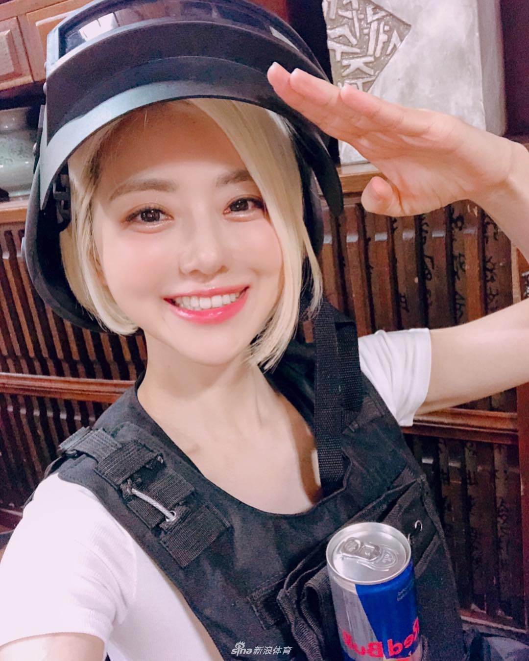 韩国超红dj代言吃鸡游戏 变电竞火辣女神