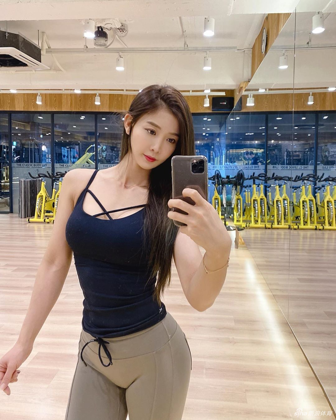 专业健身美女展现完美曲线 这身材什么水平