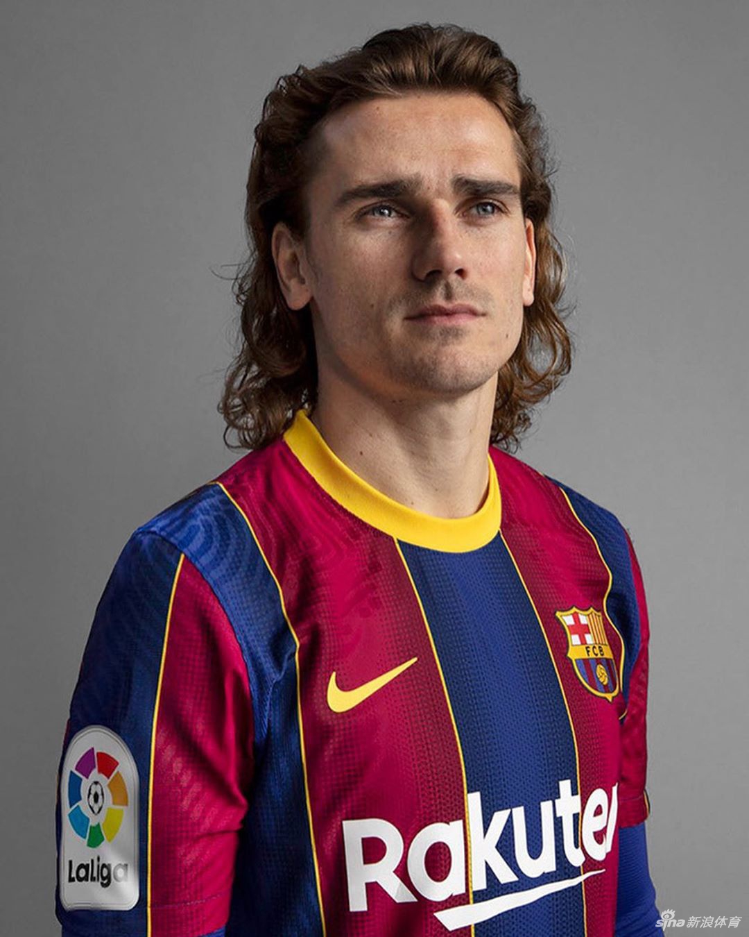 特尔施特根双手环抱新球衣，眼神中充满了对胜利的渴望。作为球队的最后一道防线，他的稳健是巴萨的定心丸。金色的圆领与他的金发相得益彰，加泰旗帜在他的颈后随风而动，他将在新赛季用一次次神奇扑救，捍卫身前的红蓝荣耀。