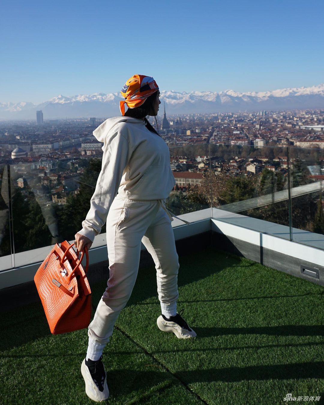 镜头捕捉到了乔治娜与孩子们在一起时最自然的状态，她或温柔注视，或亲密依偎，画面流淌着无需言语的温情，仿佛在轻声讲述着这个充满爱意的家庭日常。