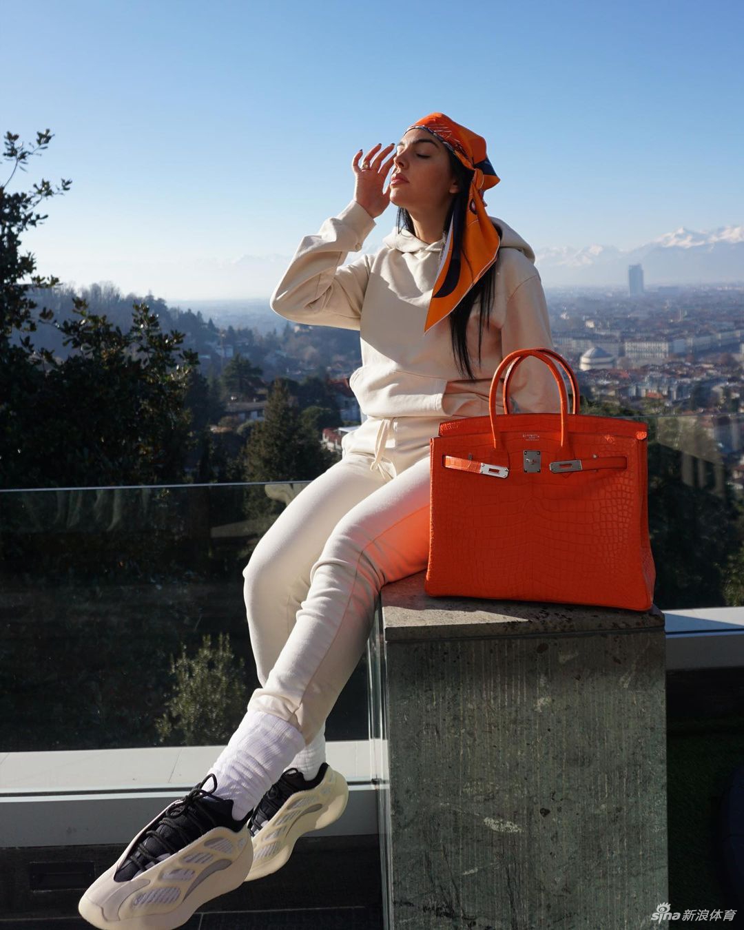 在充满欢声笑语的游乐场里，乔治娜与孩子们亲密互动，她微微弯腰，认真倾听孩子说话，脸上绽放出无比灿烂幸福的笑容，完美诠释了家的温暖与爱的陪伴。