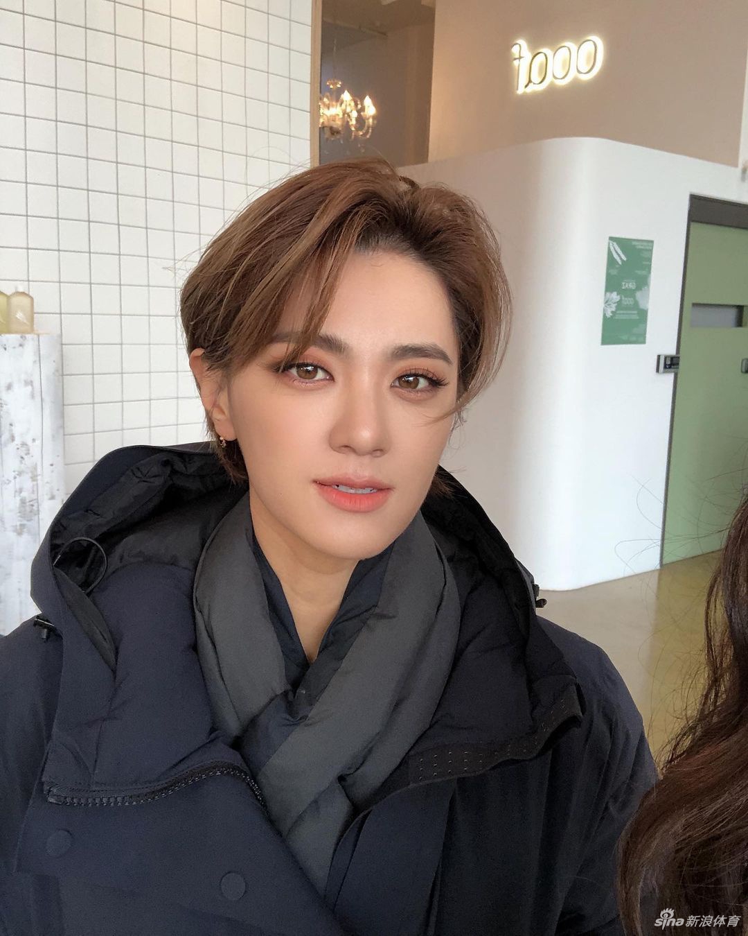 崔罗莲身穿黑色比基尼展示其背部与手臂肌肉线条，健康的肤色与紧致的肌肤透露出长期坚持健身带来的显著改变，力量感十足。