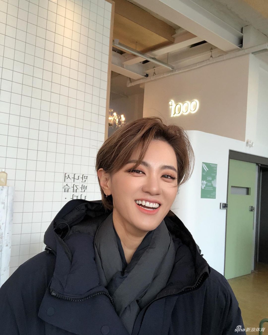 镜头特写崔罗莲健美的腹部与马甲线，这是长期核心力量训练的最佳证明，也是她从可爱偶像转型为健身励志代表的最直观印记。