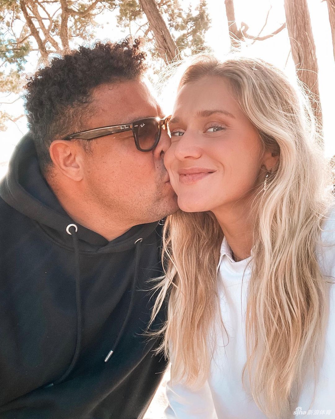 赛琳娜身穿黑色波点比基尼，侧身站在船头，背景是广阔无垠的大海。她轻轻抚摸着自己微微隆起的小腹，眼神温柔地望向远方，周身散发着母性的光辉