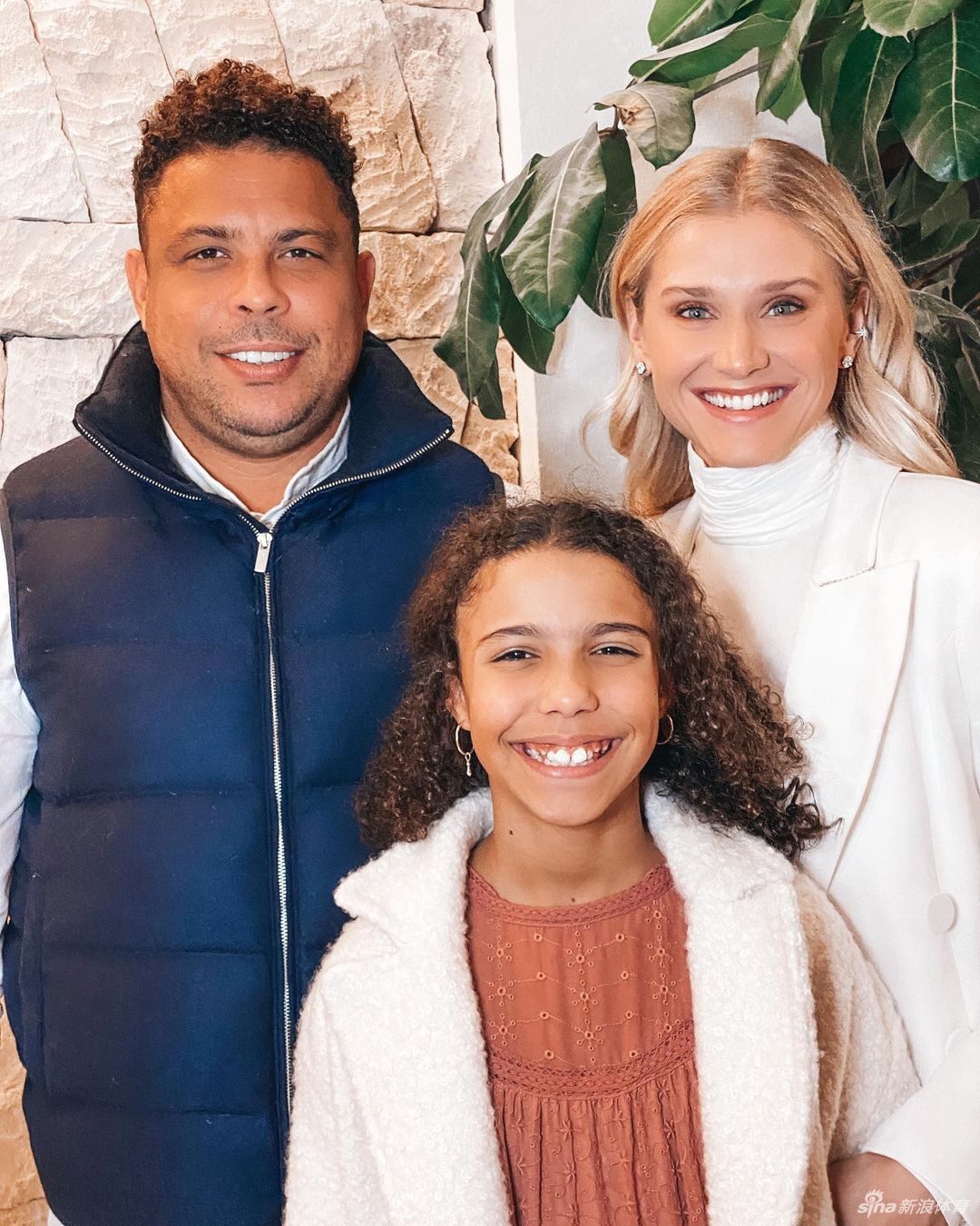 大罗和赛琳娜在游艇甲板上相拥，夕阳的余晖洒在他们身上，勾勒出金色的轮廓。大罗亲吻着赛琳娜的额头，赛琳娜则幸福地闭着眼睛，这一刻仿佛时间都静止了