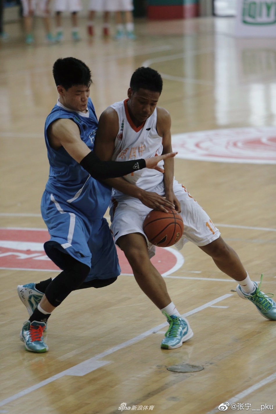 比赛中郭凯正在低位防守背身单打的张宁，一个眼神坚毅，一个动作扎实，既是真刀真枪的对决，更是兄弟间最真挚的切磋