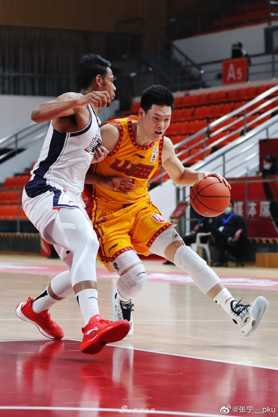 赛后三人相聚，张宁、郭凯、祝铭震微笑着交谈，球衣还未换下，眼神中却已没有了比赛的硝烟，只有老友重逢的温暖与亲切