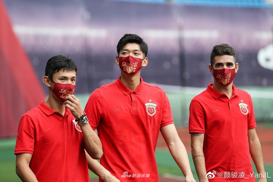 [流言板]艾顿社媒晒出与虎扑评分合影：你们的顿宝来了！这评分我爱了！