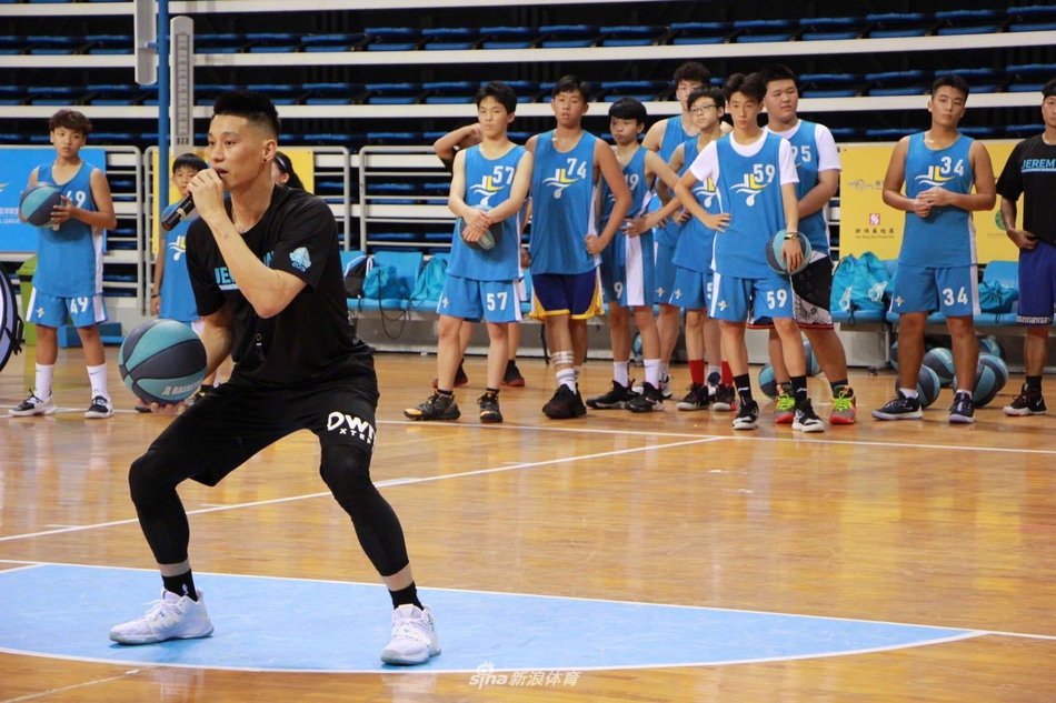 在座无虚席的体育馆内，林书豪明星慈善赛激情上演，场边观众的热情如同沸腾的海洋，所有人的目光都聚焦在这场为篮球未来筹款的爱心对决上。