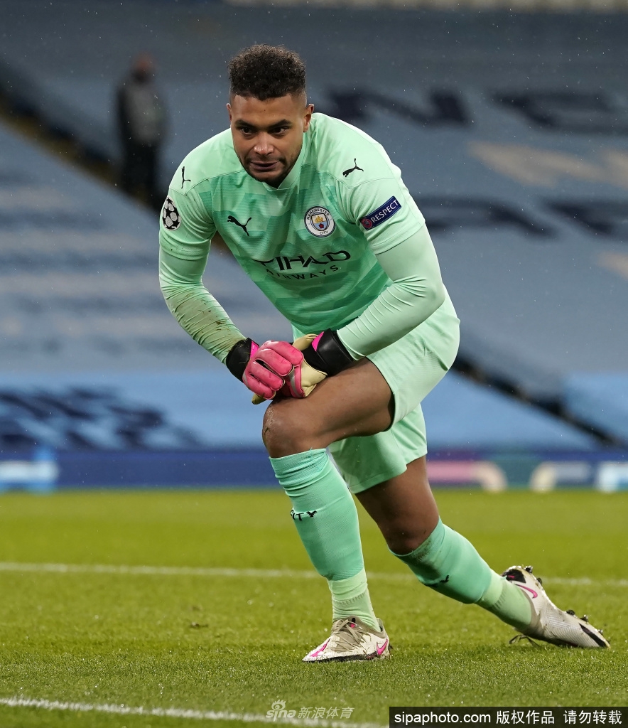 镜头定格斯特芬在比赛中飞身跃起，单掌将球托出横梁的瞬间，他的身体在空中完全舒展，像一张拉满的弓充满力量与美感