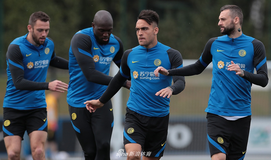 孔蒂目光如炬注视训练场，蓝黑战士们在阳光下挥汗如雨，为即将到来的绿茵对决蓄积能量。