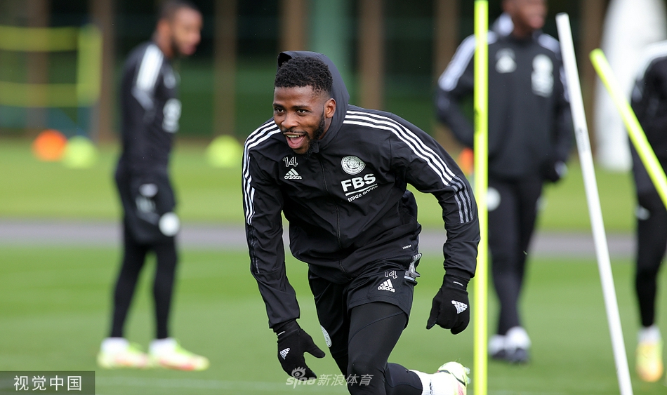 训练场全景，夕阳余晖洒在贝尔沃基地的草坪上，映照出蓝狐将士备战欧联杯的决绝剪影