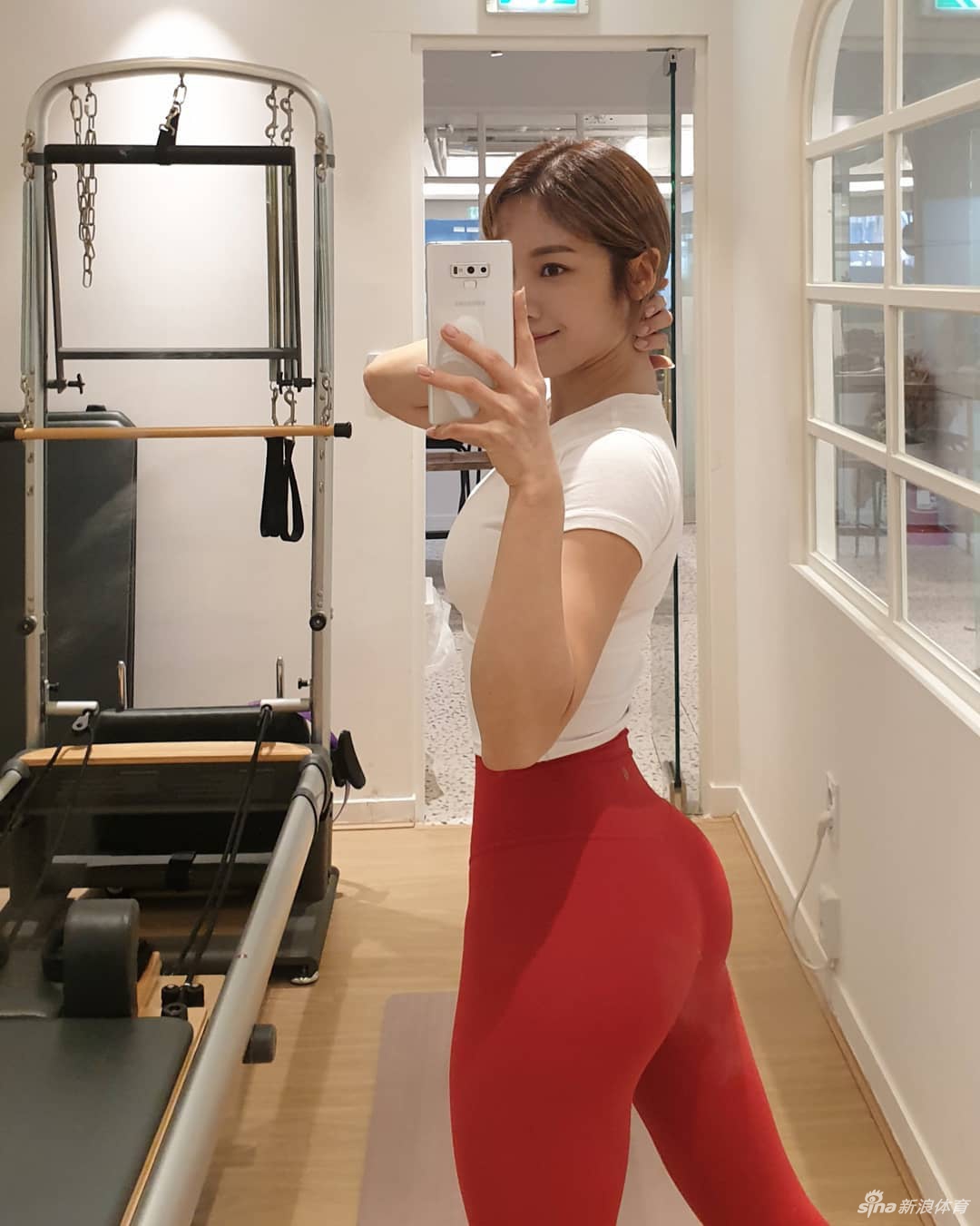 网红美女健身教练展现傲人曲线 这身材什么水平