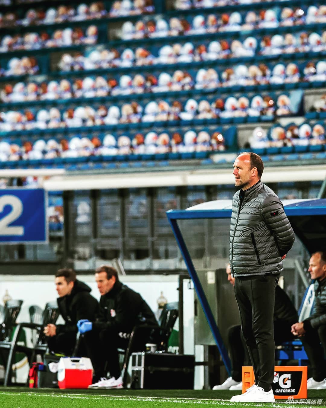 从球场高处俯瞰，橘色的泰迪熊海洋填满了整个看台，仿佛一支特殊的球迷军团，用温柔的沉默为场上的球员和场外的患癌儿童呐喊助威。