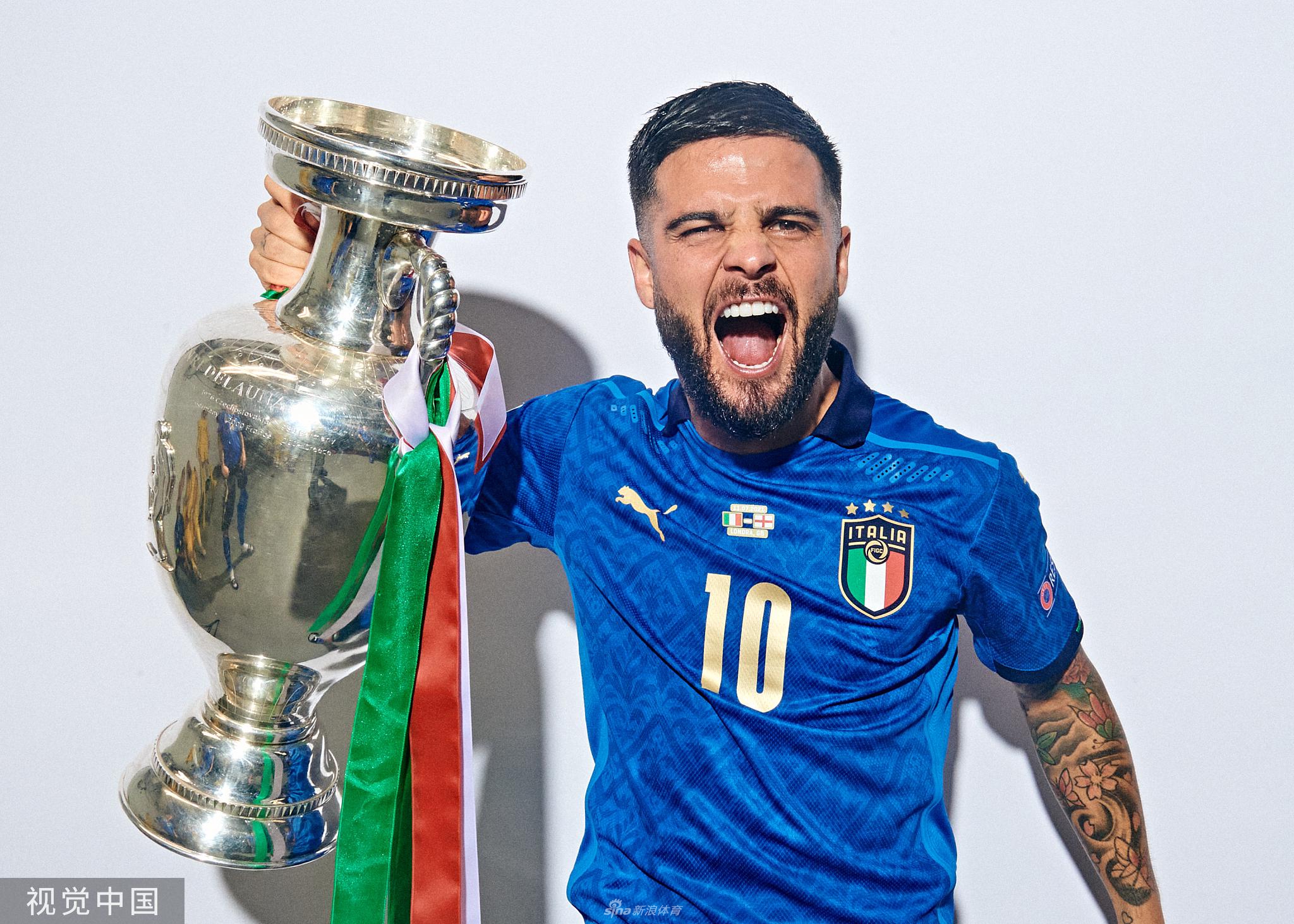 全队在冠军广告牌前合影，有人龇牙咧嘴地欢呼，有人搞怪地吐着舌头，斯皮纳佐拉坐在最前排捧着奖杯，每个人的脸上都洋溢着孩子般最纯粹的快乐。