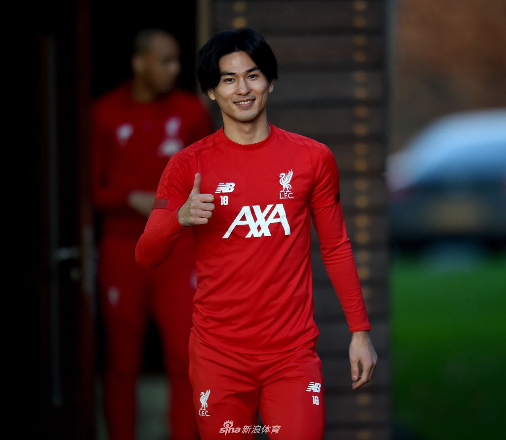 利物浦队内抢圈对抗激烈，詹姆斯·米尔纳与南野拓实等人积极拼抢，气氛热烈。