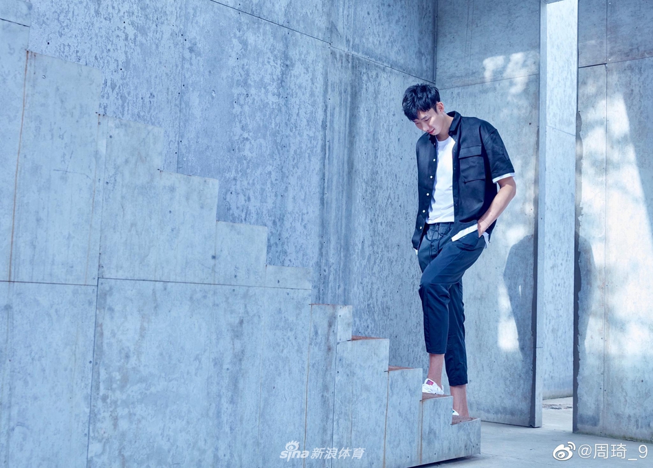 生日夜的璀璨烛光里，周琦双手合十，眼神虔诚而坚定，仿佛在许下关于未来与冠军的庄重心愿。