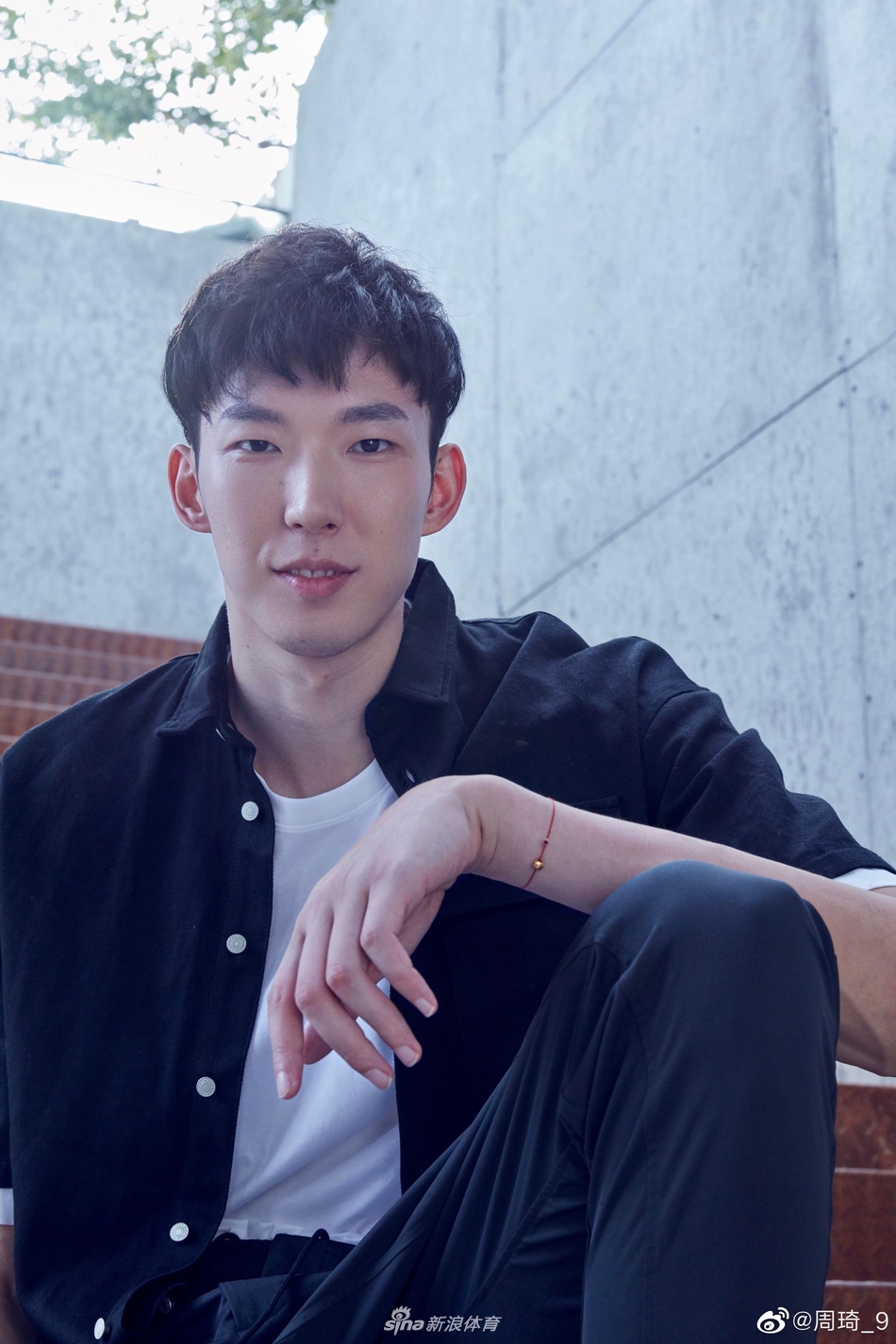 暖色柔光洒在周琦专注的脸庞，他手捧精致的生日蛋糕，那份属于25岁的从容与自信，在眉眼间温柔绽放。