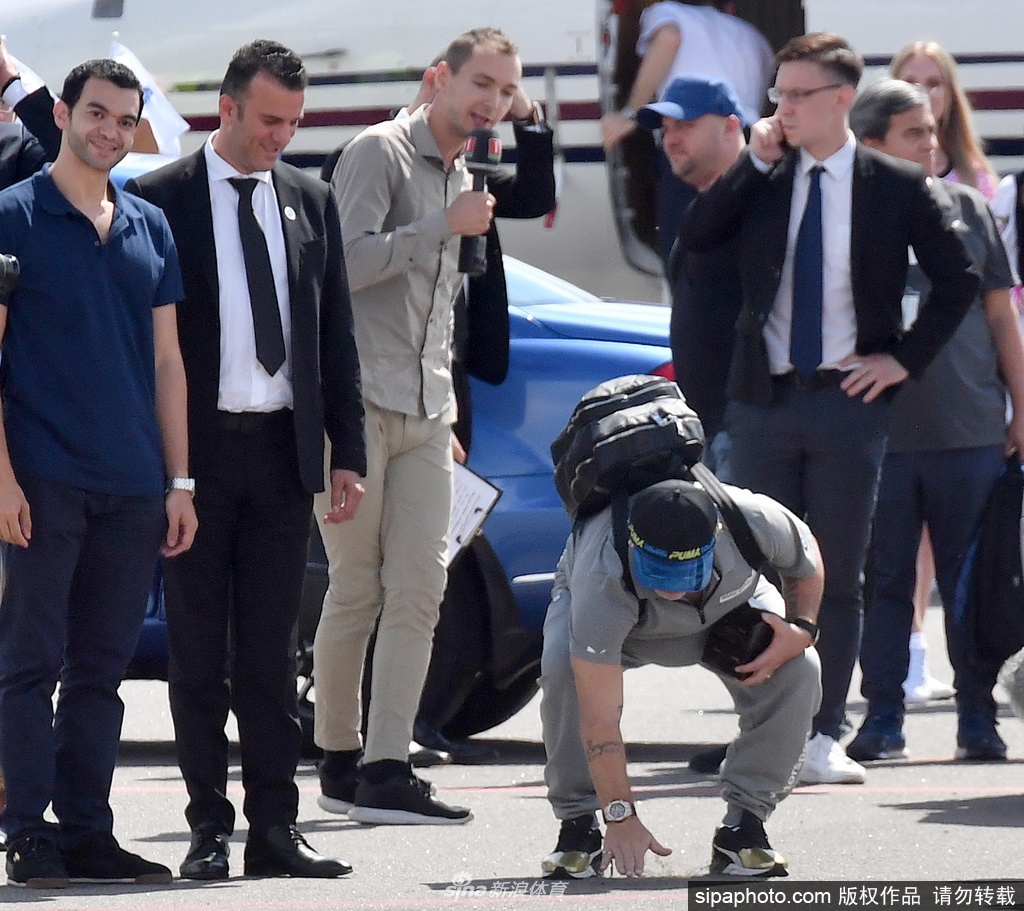 训练场上，马拉多纳不顾微微发福的身形，亲自上阵示范传球精髓。他专注的眼神仿佛在告诉弟子们：只要心脏还在跳动，对胜利的渴望就永不熄灭。