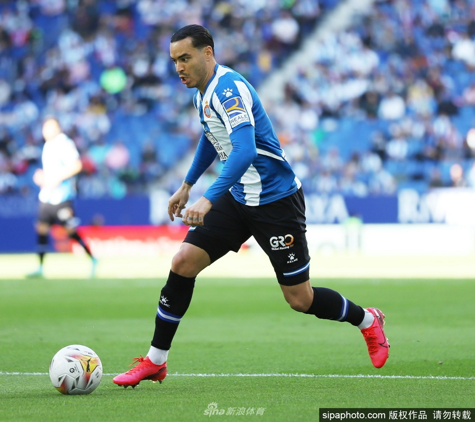 德托马斯在进球后霸气指天，深邃的眼神里燃烧着对胜利的无尽渴望，仿佛整个球场的喧嚣都为之静止。