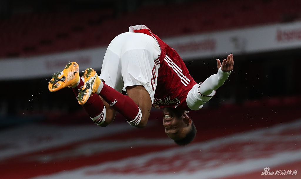 小将萨卡破门后与队友史密斯-罗紧紧相拥，两人脸上洋溢着青春无敌的灿烂笑容