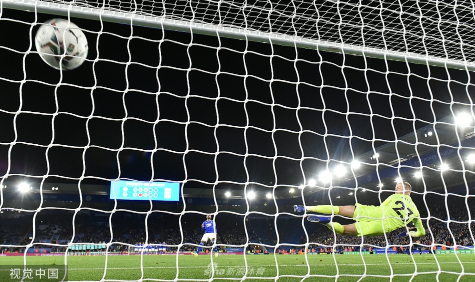 打入关键一球的阿德莫拉·卢克曼在进球后激情滑跪，身后是追上来庆祝的队友，他脸上的笑容和草皮上留下的两道划痕，成为这个奇妙夜晚的注脚。