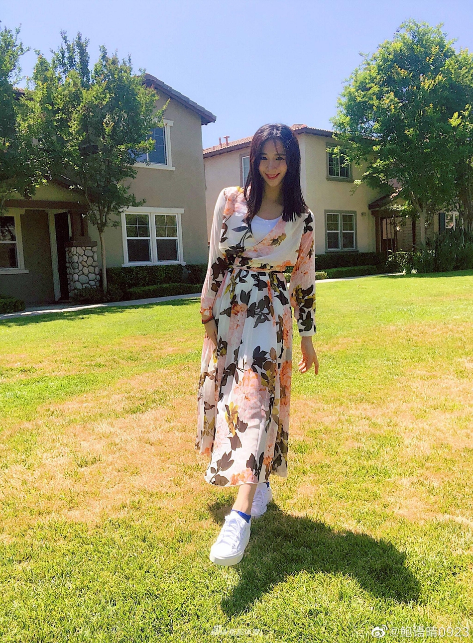 艺体女神鲍语晴分享生活照 碎花长裙气质迷人
