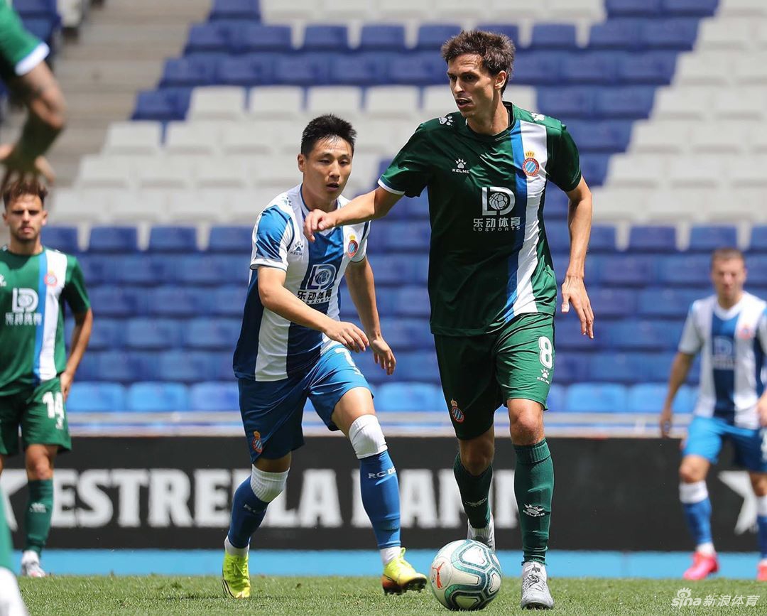 训练赛中武磊如猎豹般高速冲刺，瞬间甩开防守球员，只留给对手一个无法企及的背影。