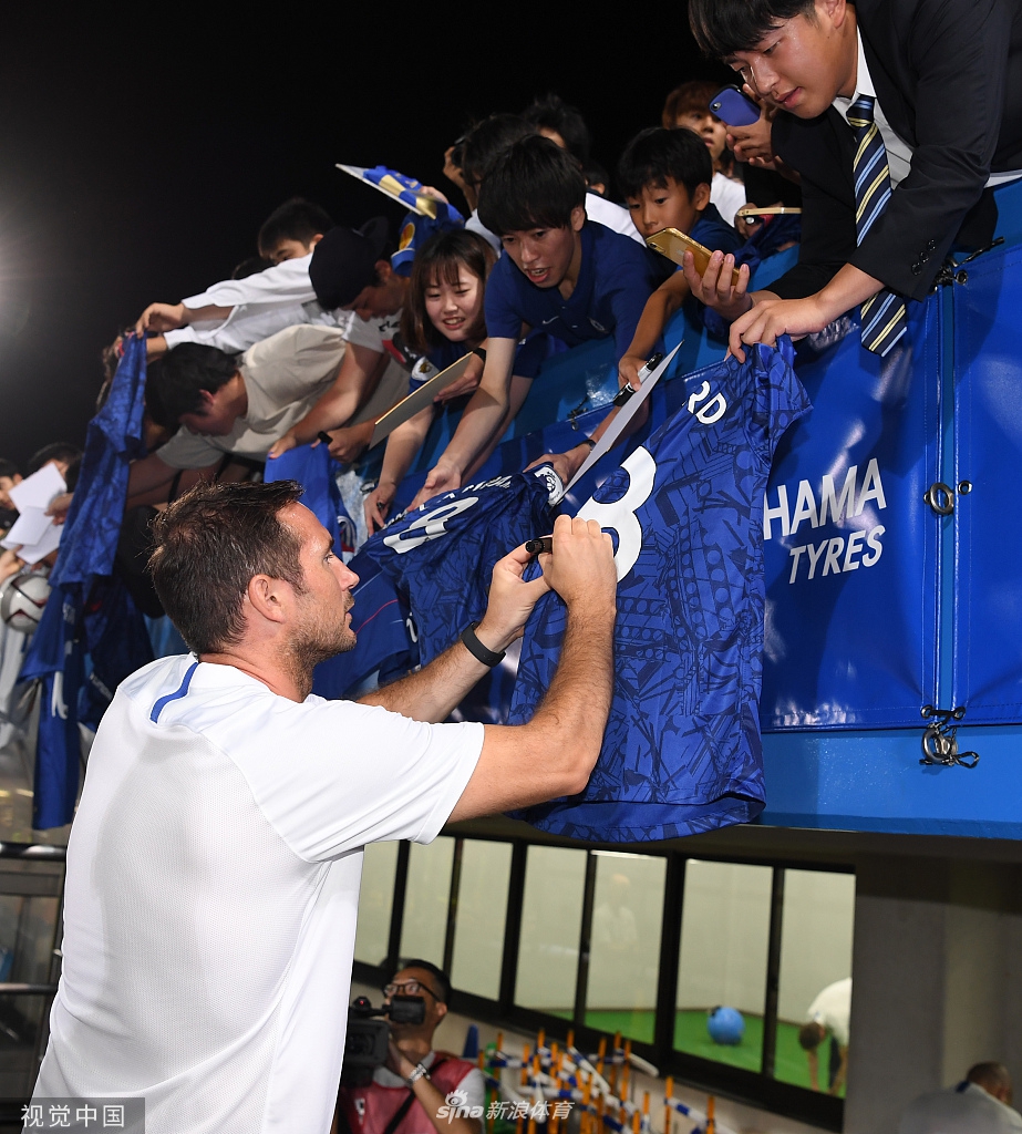 坎特在一次拼抢中展现标志性的微笑，尽管只是训练，他依旧付出百分之百的努力，身旁的队友也被这份纯粹的快乐所感染