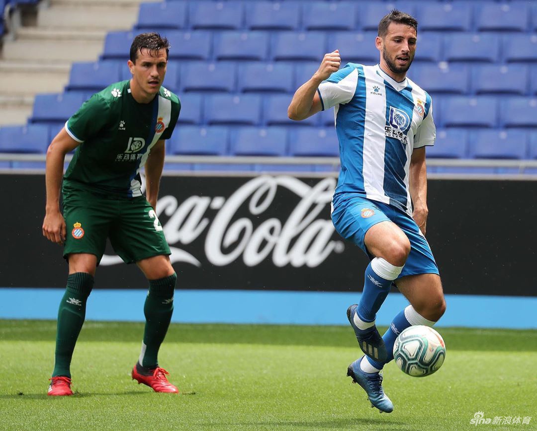 训练场上武磊与队友击掌相互鼓励，团队气氛融洽，大家正为了共同的保级目标而凝聚在一起。