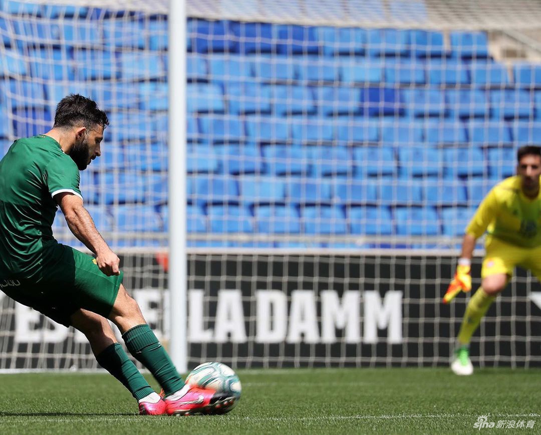 赛场上武磊专注投入，即使汗水浸透球衣，眼神中依然燃烧着对胜利的渴望与斗志。