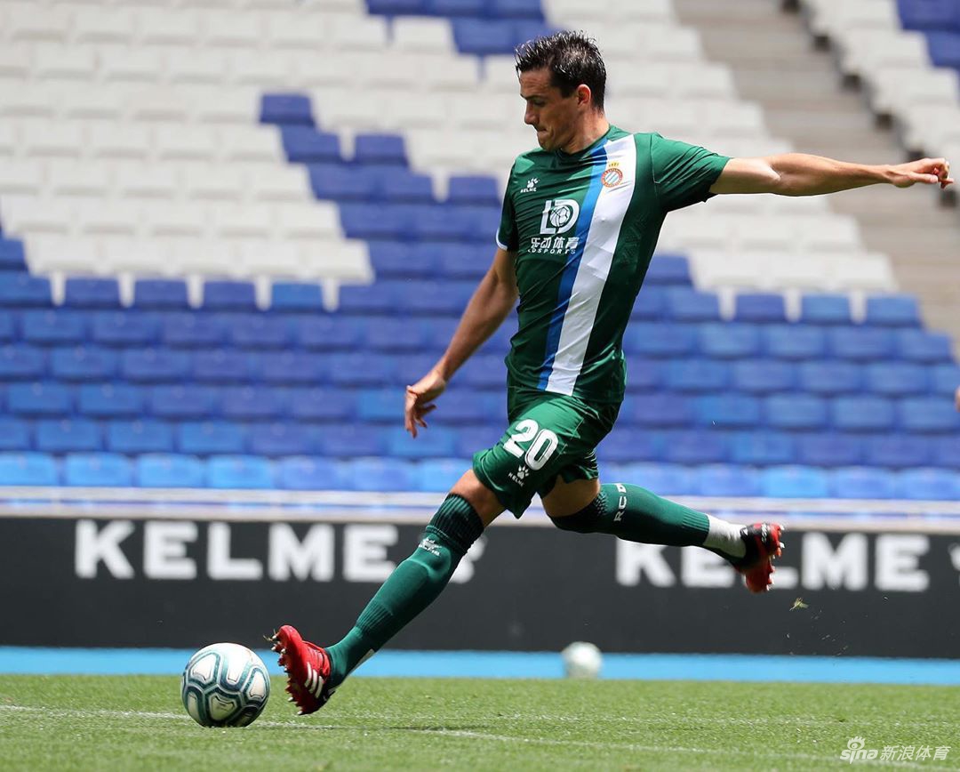 武磊进球后挥臂怒吼激情庆祝，将疫情期间积压的压力与情绪在这一刻彻底释放。