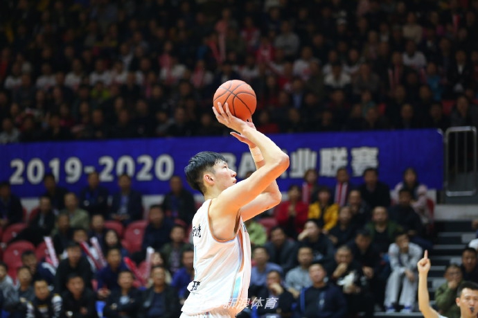 防守端，周琦面对对方后卫的突破，高高跃起送出排球大帽，展现了他在防守端的巨大威慑力，篮下禁飞区由他守护