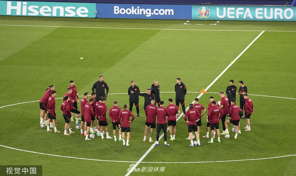 效力于里尔队的土耳其射手伊尔马兹在射门训练中拔脚怒射，皮球如出膛炮弹般直挂死角，他紧握双拳，眼神中燃烧着渴望进球、渴望胜利的火焰。