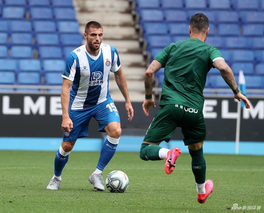 武磊在训练对抗中凭借精湛的脚下技术完成过人，其灵动飘逸的跑位令防守球员难以招架。