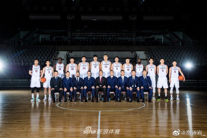辽宁男篮全家福合影,高诗岩与队友们笑容灿烂,记录着他曾经在辽篮大家庭的美好时光